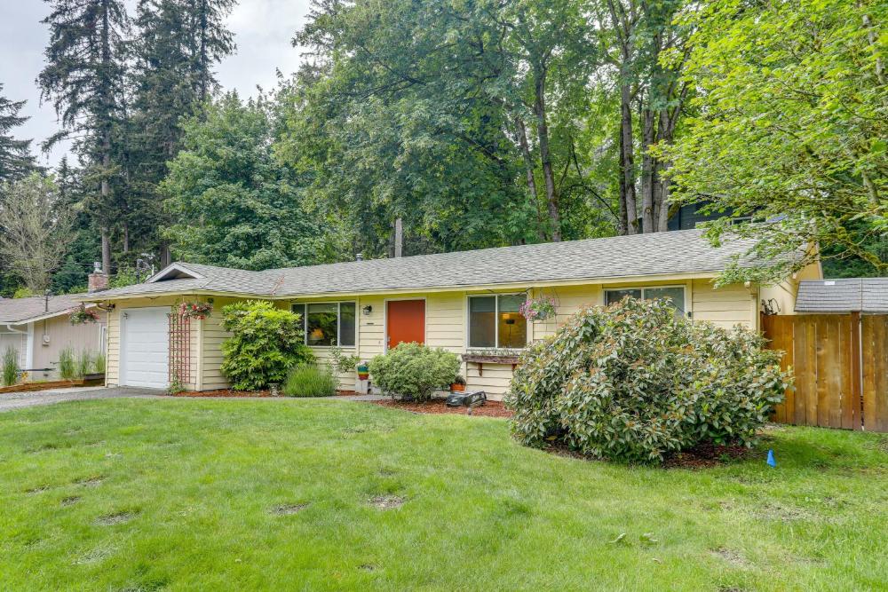 3 Mi to Lake Sammamish! Pet-Friendly Home with Deck